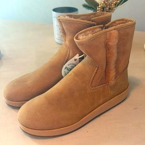 OluKai- Pāʻina Hulu Boots